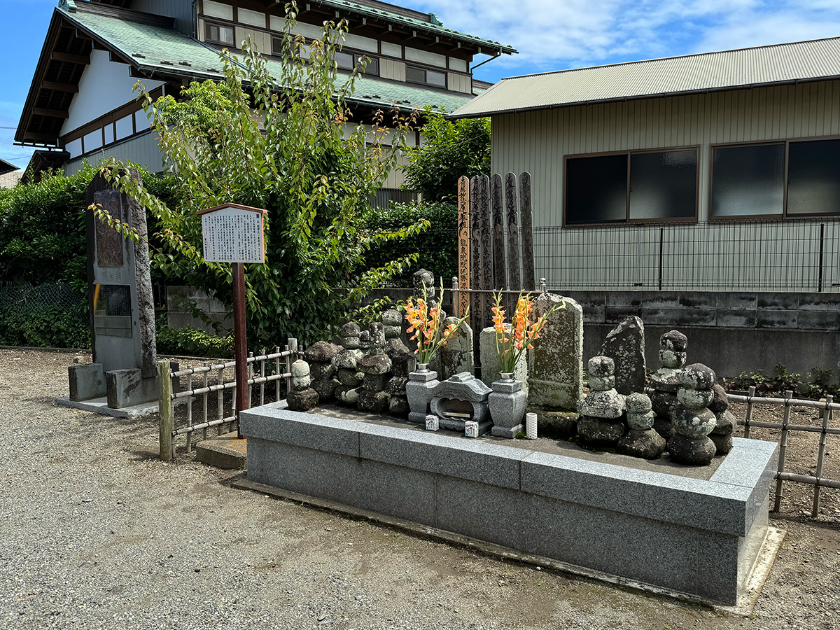 梶原氏一族郎党（七士）の墓（寒川町一之宮）